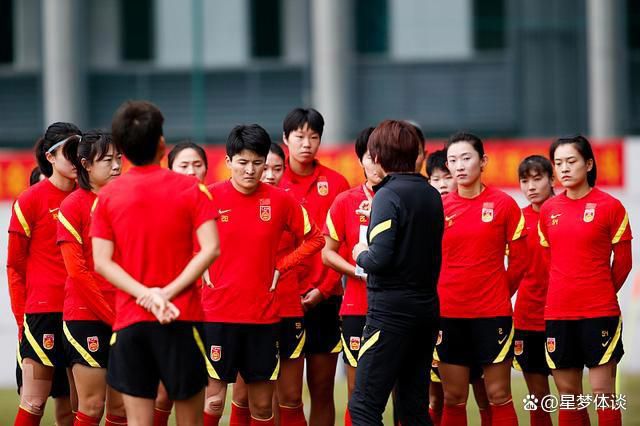 诞生在青森县乡下的21岁女孩本泽海空(门胁麦 饰)，靠帮自家采摘苹果存下了88万日元的酬劳。恰是巴望在年夜千世界闯荡一番的春秋，海空揣着巨款独自上京，追求刺激。某天，海空偶尔在电视上看到名模兼瑜伽锻练KUMI(杰西卡·道端 饰)的节目，这位斑斓女子曼妙的身姿和慑人的气质深深吸引着这个操着津轻方言的乡间女孩，因而她鬼使神差来到了KUMI的瑜伽教室。                                  镁光灯下和镜头前